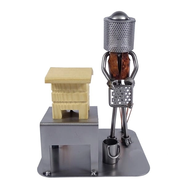 Metalowa figurka Pszczelarz.