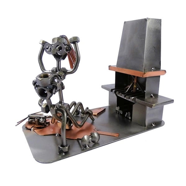 Metalowa figurka Sex przy kominku