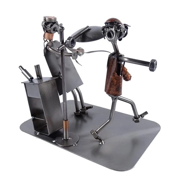 Metalowa figurka przedstawiająca Chirurga