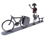 Metalowa figurka Listonosz