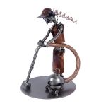 Metalowa figurka Kobieta z odkurzaczem