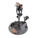 Metalowa figurka Sex na podłodze