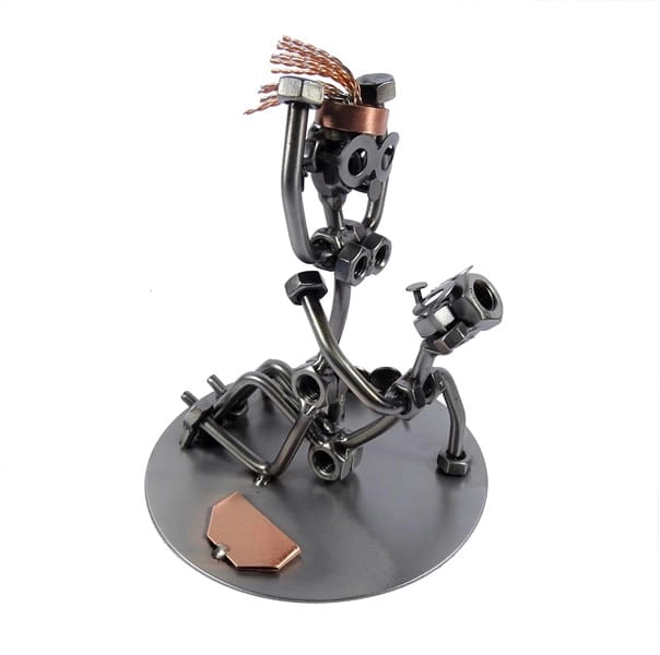 Metalowa figurka Sex na podłodze