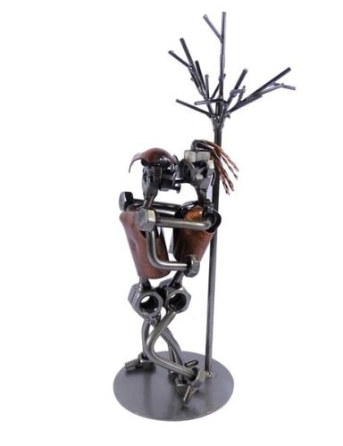 Metalowa figurka Sex pod drzewem