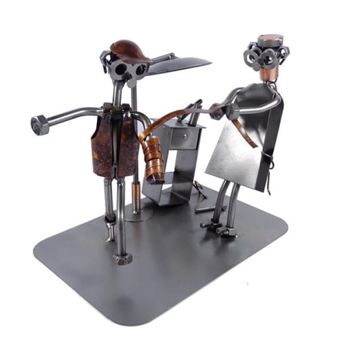 Metalowa figurka przedstawiająca Chirurga