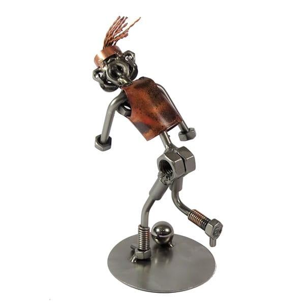 Kobieta grająca w piłkę- metalowa figurka na prezent