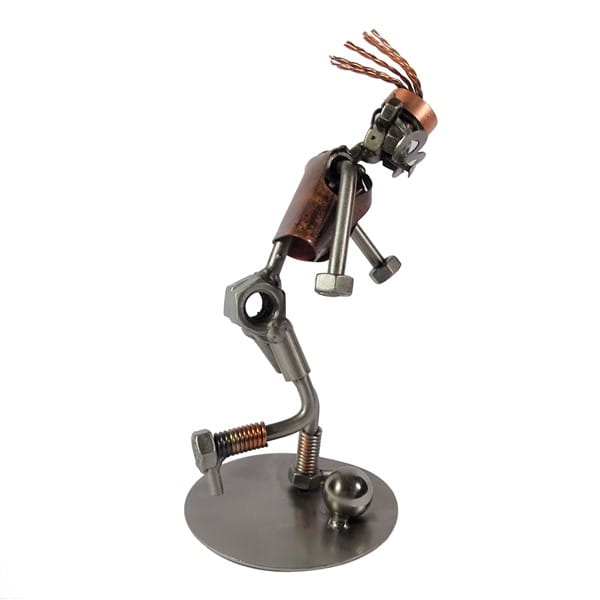 Kobieta grająca w piłkę- metalowa figurka na prezent