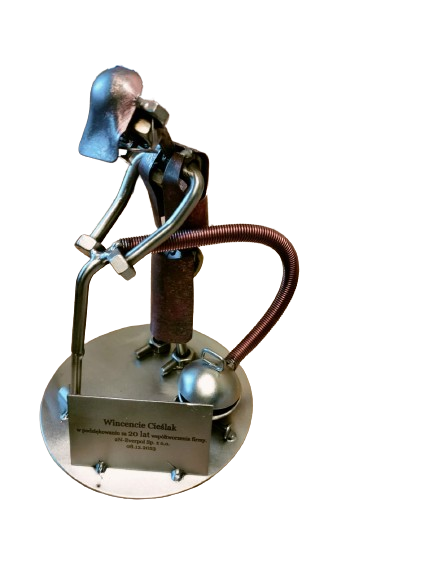 kobieta podczas odkurzania z grawerunkiem