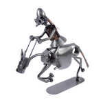 Figurka kobiety na koniu podczas galopu