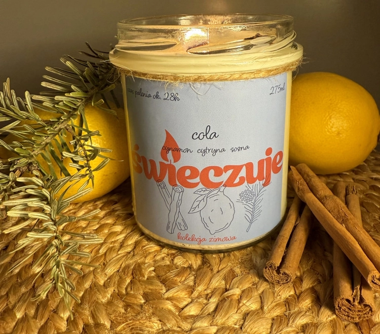 Świeca o zapachu Cola 275ml. Cynamon, cytryna i sosna