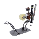 Metalowa figurka Piechur-taśma. Praktyczna dekoracja do biura