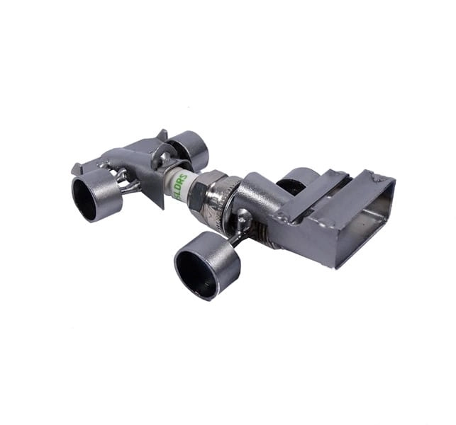 Metalowy model samochodu- formuły 1 ze świecy samochodowej