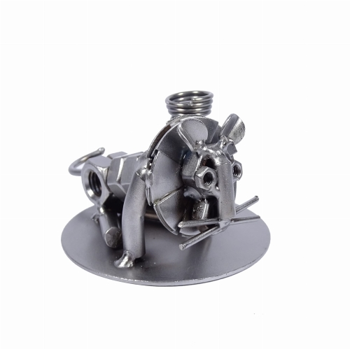 Metalowa figurka Lew siedzący.