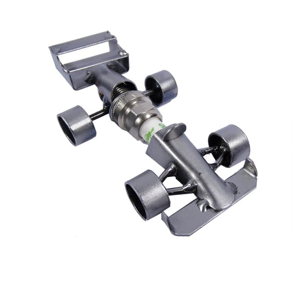 Metalowy model samochodu- formuły 1 ze świecy samochodowej