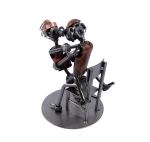 Metalowa figurka Sex ma krześle