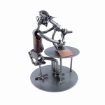 naukowiec przy mikroskopie