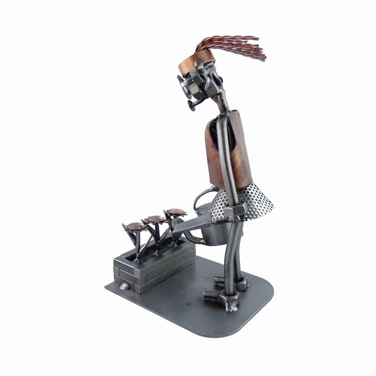 Figurka pani ogrodnik z konewką