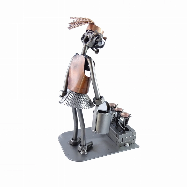 Figurka pani ogrodnik z konewką