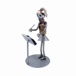Metalowa figurka dyrygentka