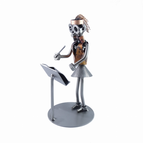 Metalowa figurka dyrygentka