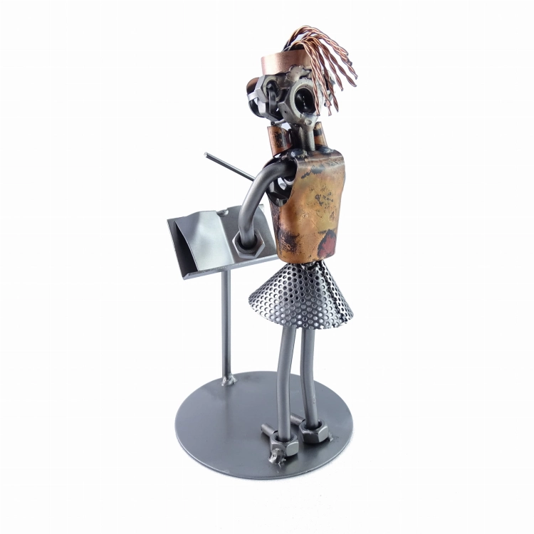Metalowa figurka dyrygentka