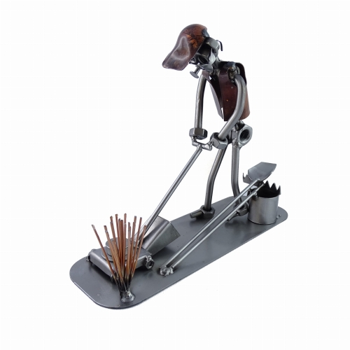 Ogrodnik koszący trawę