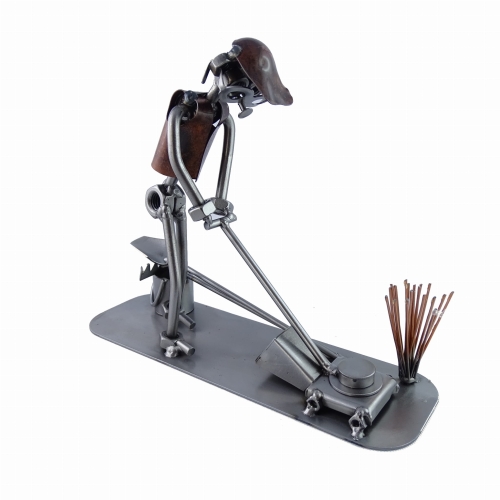 Ogrodnik koszący trawę