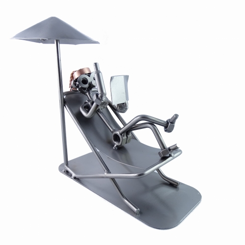 Metalowa figurka Pani na leżaku