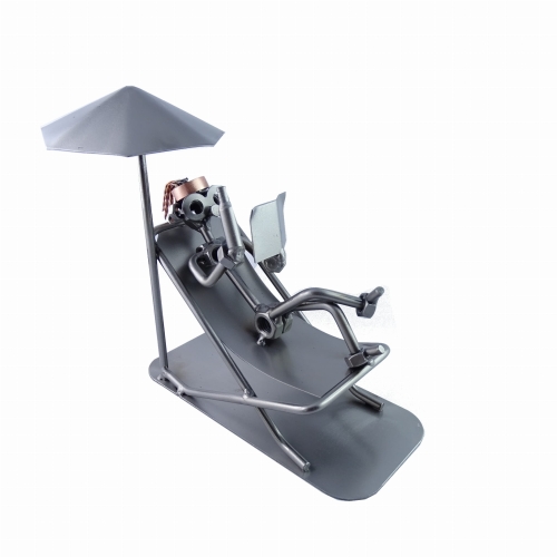 Metalowa figurka Pani na leżaku