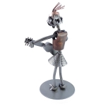 metalowa figurka przedstawiająca kobietę z gitarą