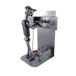 Elektryk przy rozdzielni