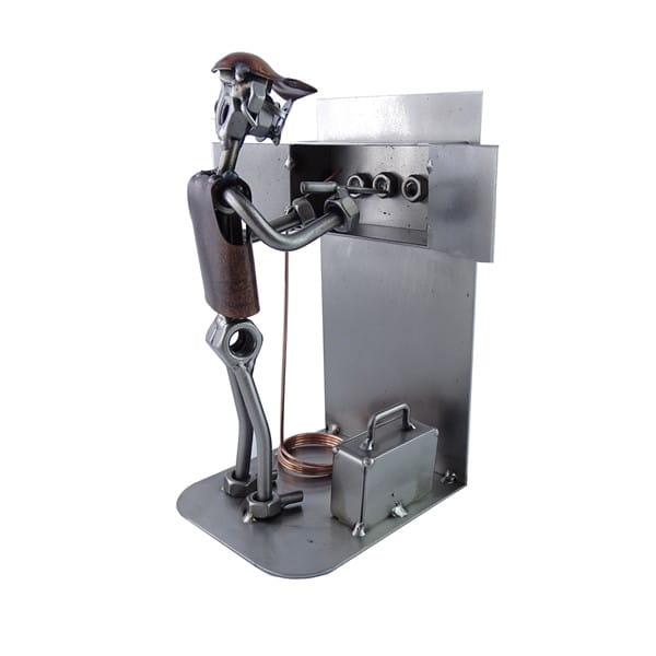 Elektryk przy rozdzielni