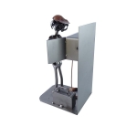 Elektryk przy rozdzielni