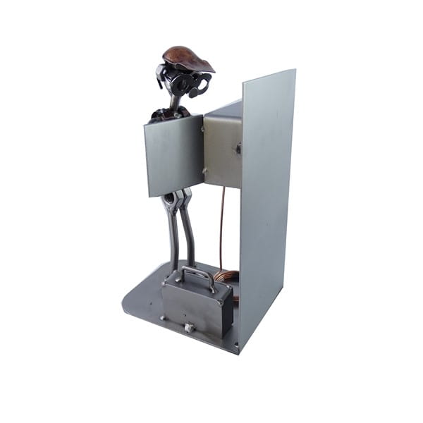 Elektryk przy rozdzielni