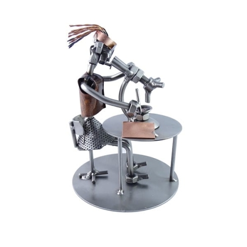 Metalowa figurka pani Biolog