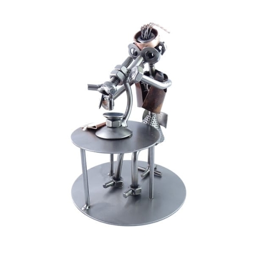 Metalowa figurka pani Biolog