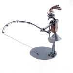 Metalowa figurka pani wędkarz