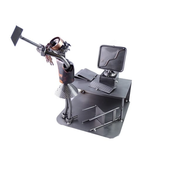 Metalowa figurka kobieta niszcząca komputer