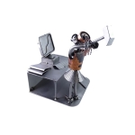 Metalowa figurka kobieta niszcząca komputer