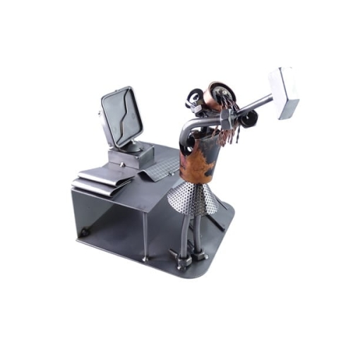Metalowa figurka kobieta niszcząca komputer