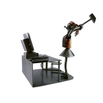 Metalowa figurka kobieta niszcząca komputer