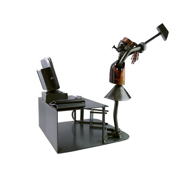 Metalowa figurka kobieta niszcząca komputer