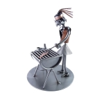 Metalowa figurka kobieta przy Grillu