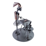 Metalowa figurka kobieta przy Grillu