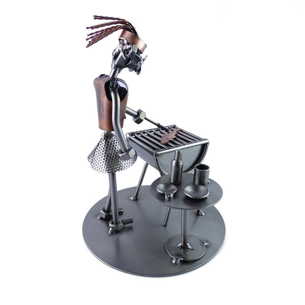 Metalowa figurka kobieta przy Grillu