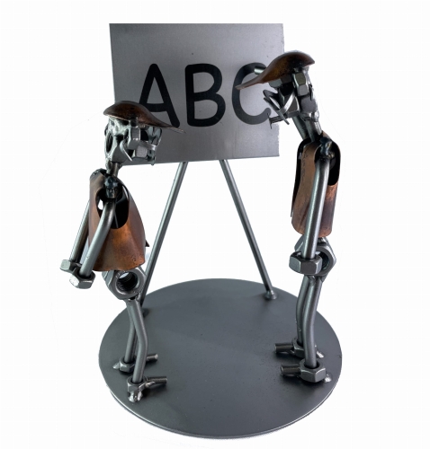 Nauczyciel przy tablicy z alfabetem