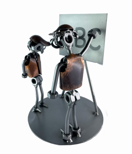 Nauczyciel przy tablicy z alfabetem