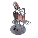 Metalowa figurka Kobieta prasująca