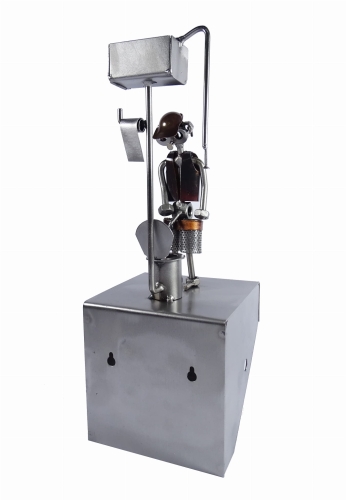 Facet w WC. Prezent z humorem