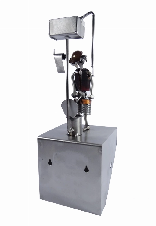 Facet w WC. Prezent z humorem